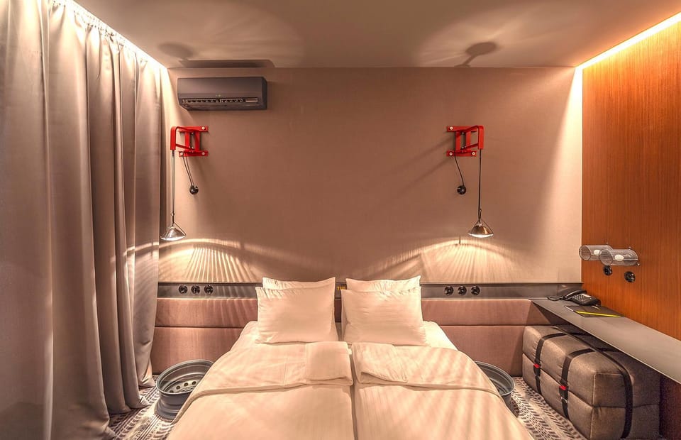 Bed, Photo of the whole room, Seating area, Bedroom, air conditioner