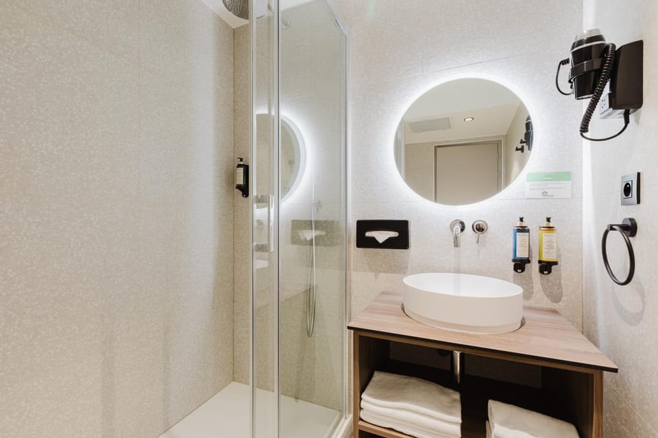 Shower, Bathroom, towels