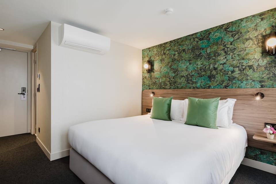 Bed, Photo of the whole room, Bedroom, air conditioner