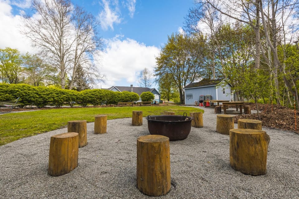 Property building, Natural landscape, Activities, BBQ facilities, Decorative detail, flat iron