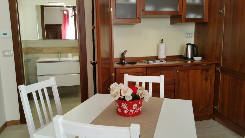 Kitchen or kitchenette, Dining area, minibar, stove