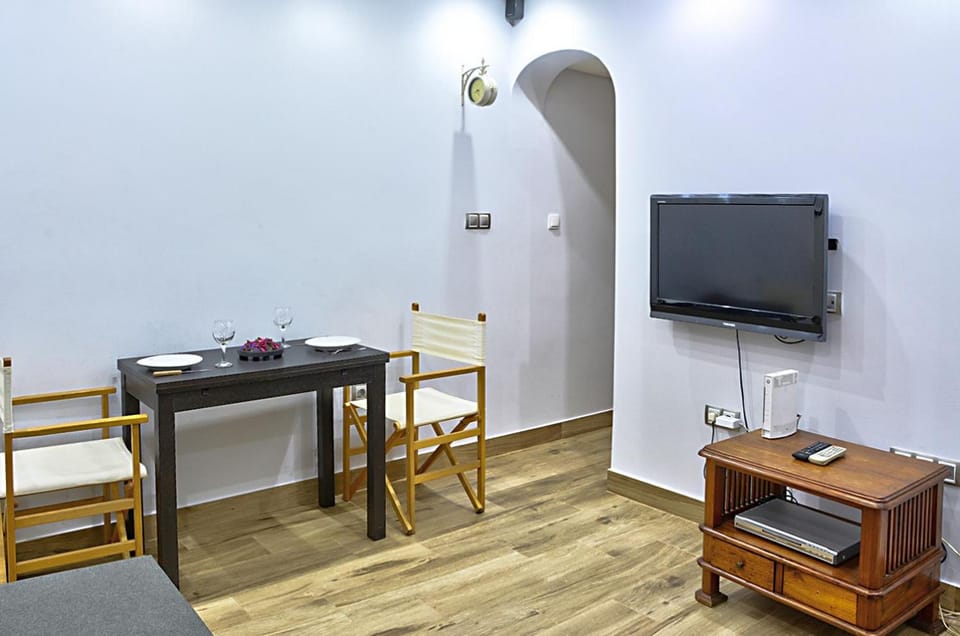 Communal lounge/ TV room, TV and multimedia, Living room, Seating area, Dining area