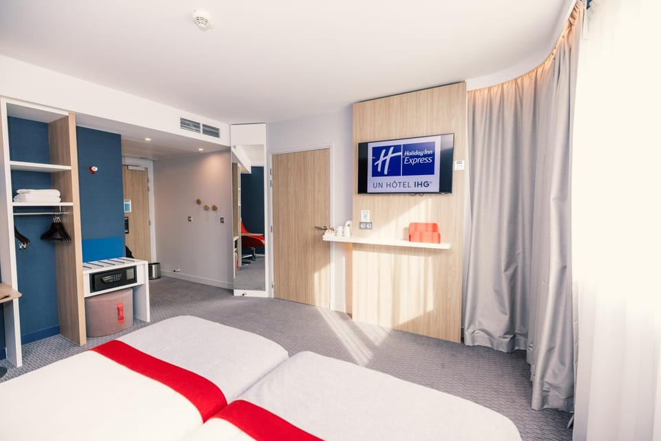 Photo of the whole room, Bedroom, acessibility