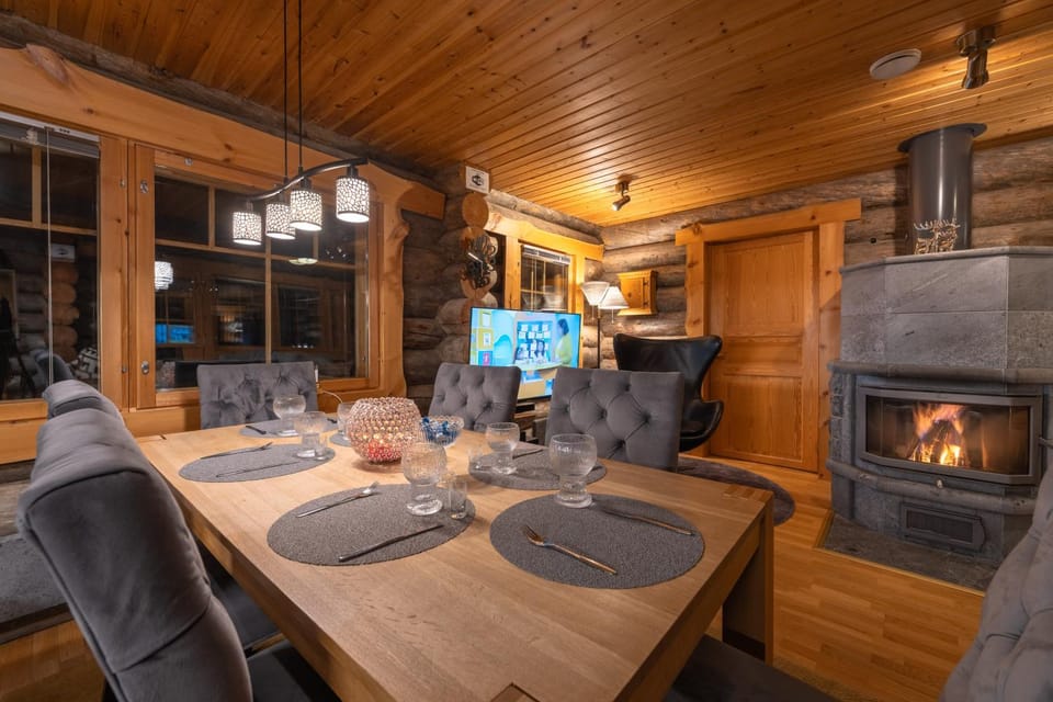 Living room, Seating area, Dining area, fireplace