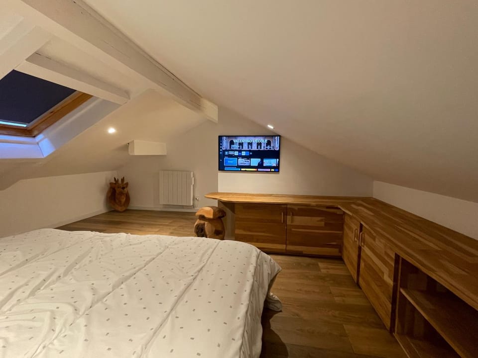 Photo of the whole room, Bedroom