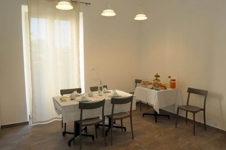 Coffee/tea facilities, Living room, Food and drinks, Seating area, Dining area, Food, Drinks