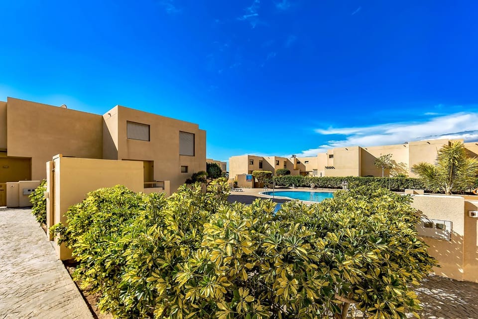 Neighbourhood, Area and facilities, Swimming pool