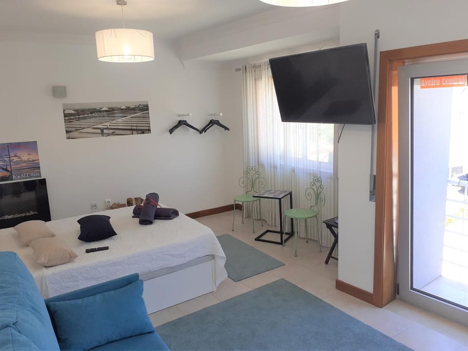 Bed, TV and multimedia, Bedroom