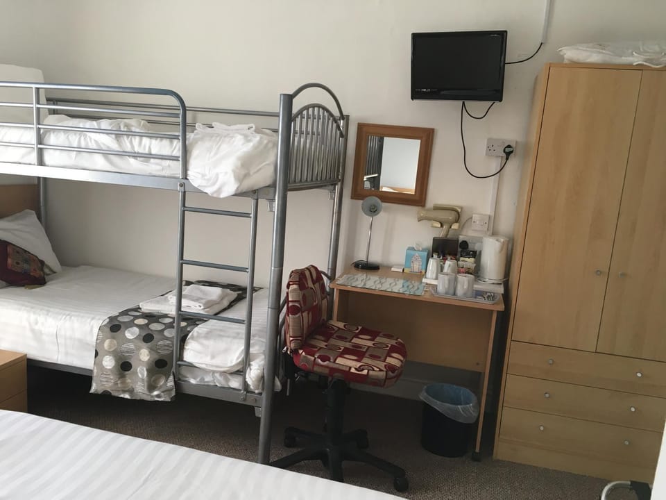 Bedroom, bunk bed