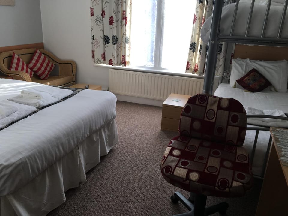 Bed, Photo of the whole room, Seating area, Family