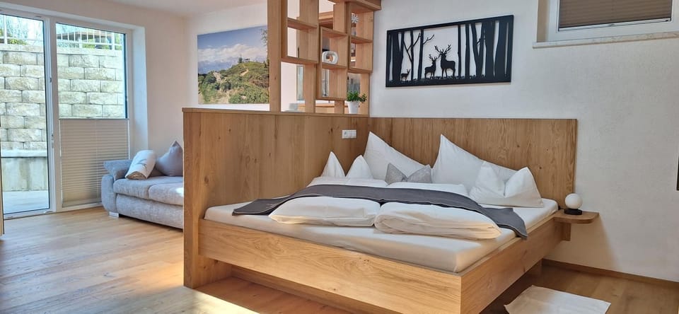 Bed, Living room, Photo of the whole room, Seating area, Bedroom