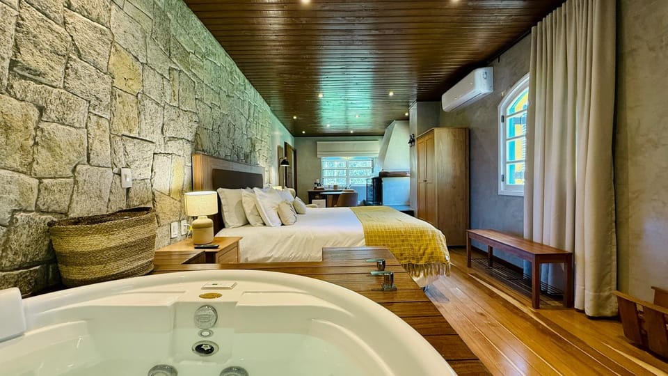 Bed, Hot Tub, Bedroom