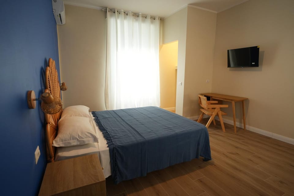 Bed, TV and multimedia, Photo of the whole room