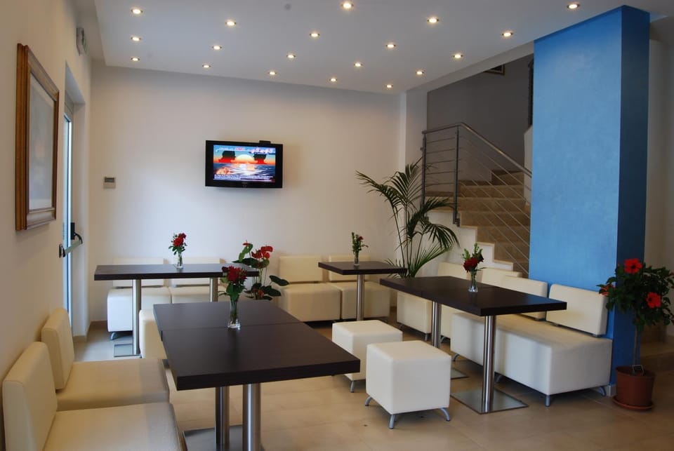 Communal lounge/ TV room, Lobby or reception, Lounge or bar