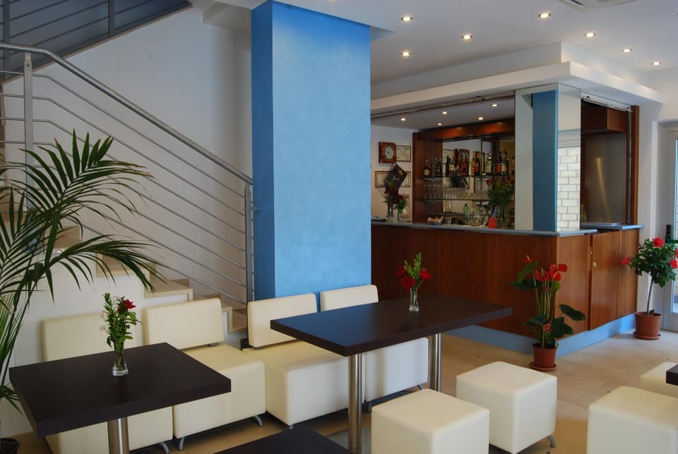 Communal lounge/ TV room, Lobby or reception, Lounge or bar