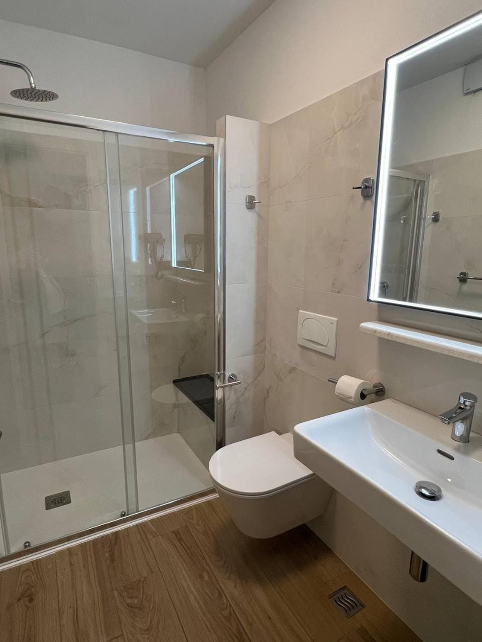 Shower, Toilet