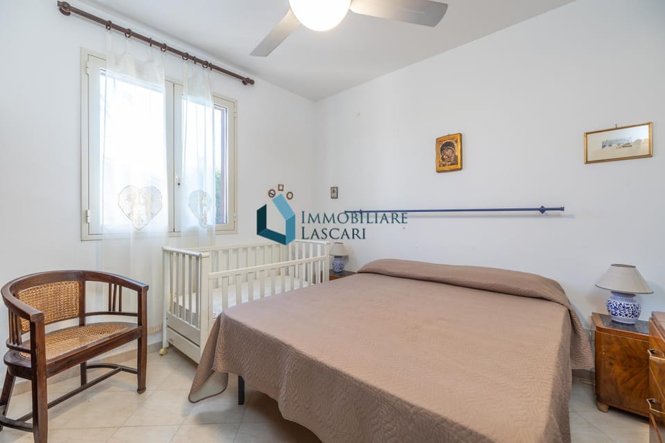 Bedroom, cot