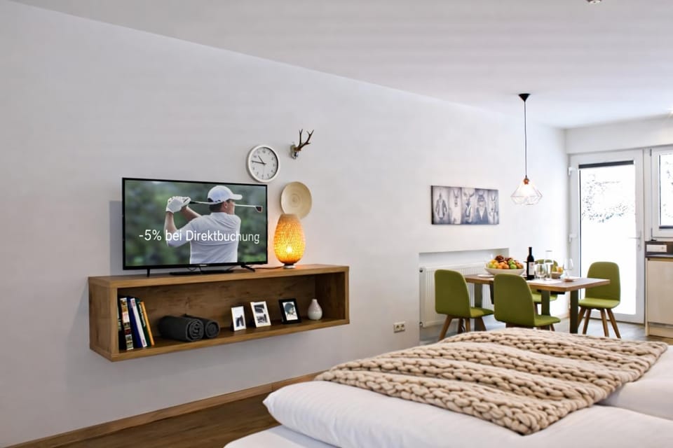 Bed, TV and multimedia, Dining area