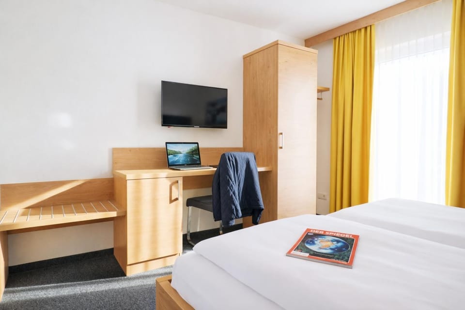 Bed, TV and multimedia, Bedroom, wardrobe