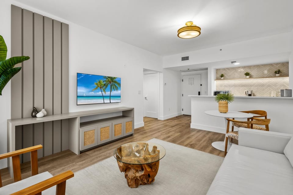 TV and multimedia, Kitchen or kitchenette, Living room, Seating area