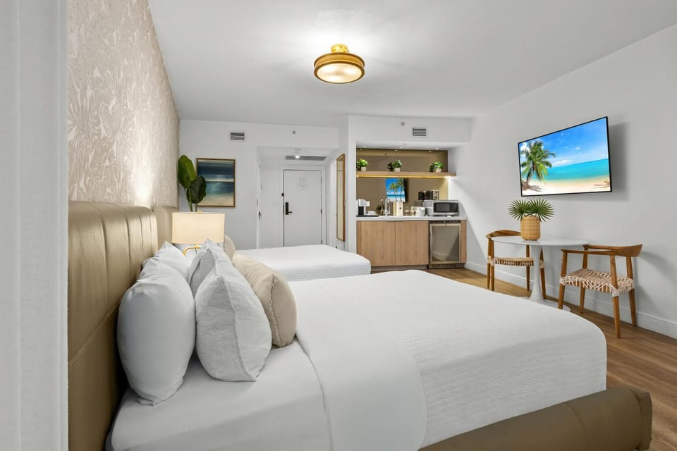 Bed, TV and multimedia, Seating area, Bedroom