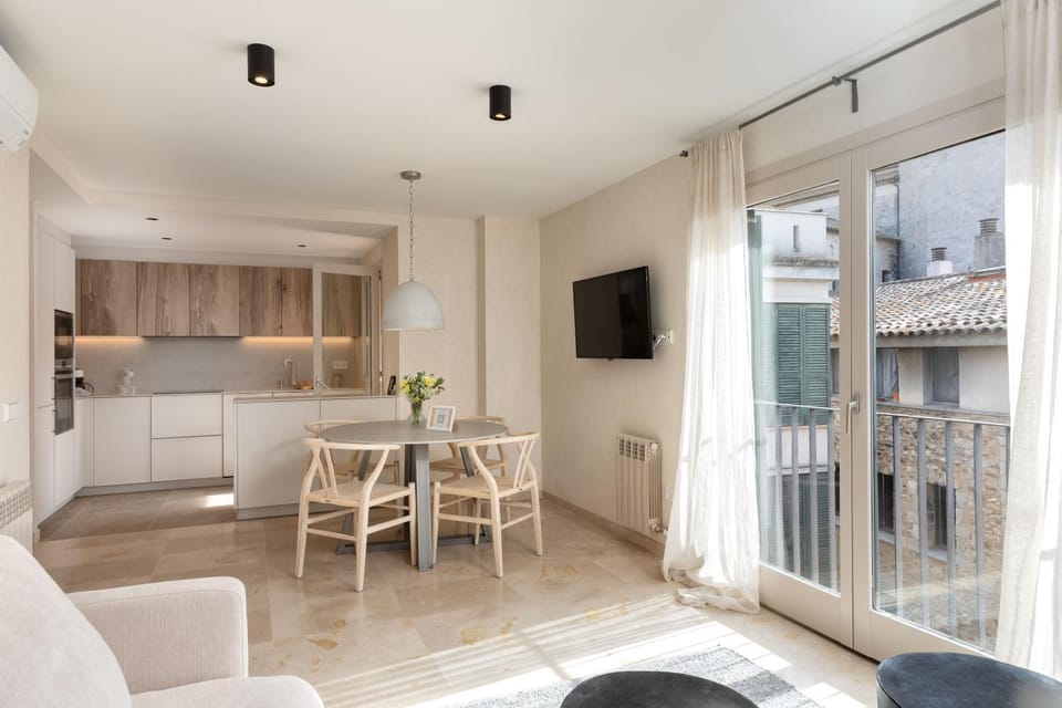 Property building, Kitchen or kitchenette, Living room, Dining area