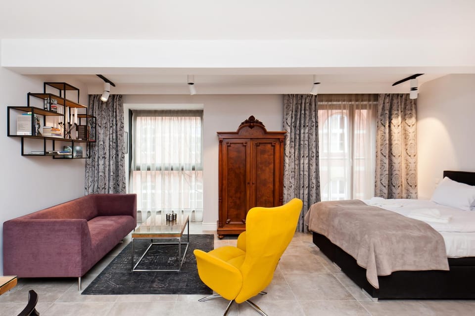 Bed, Seating area