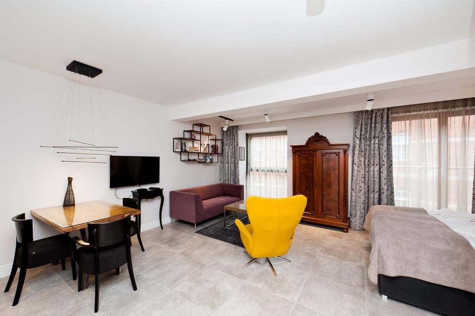 Bed, TV and multimedia, Seating area