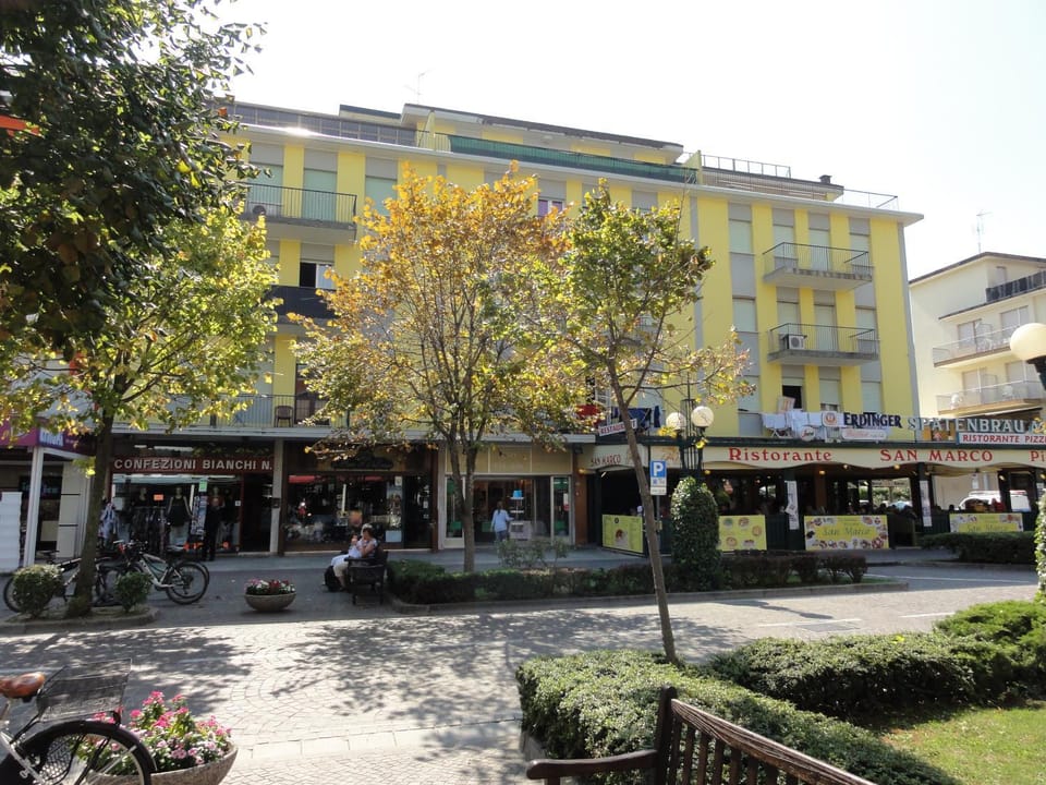 Property building, Facade/entrance