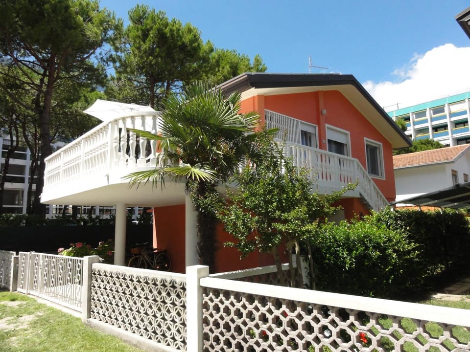 Property building, Facade/entrance, Spring, Day, Summer, Garden, Balcony/Terrace, On site