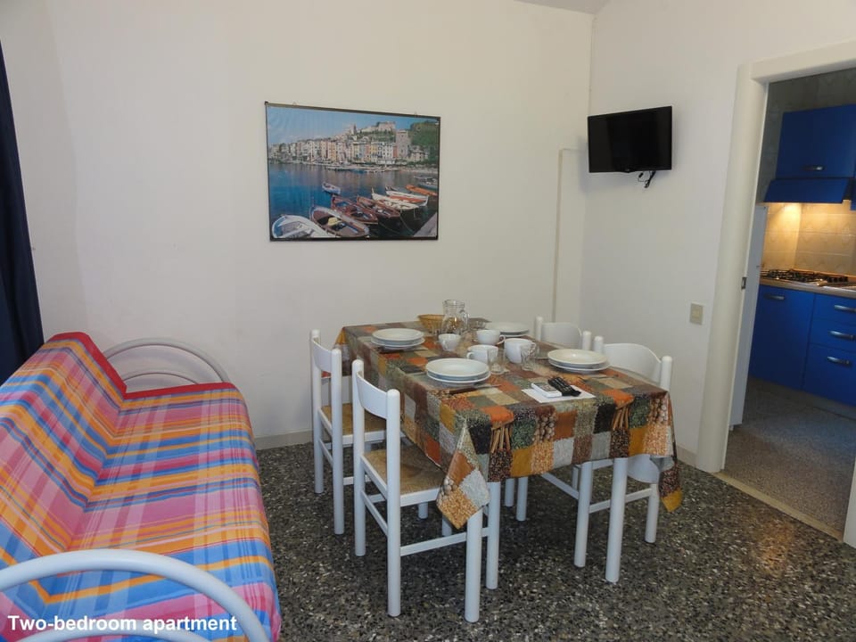 Kitchen or kitchenette, Living room, Dining area, Food, Lunch