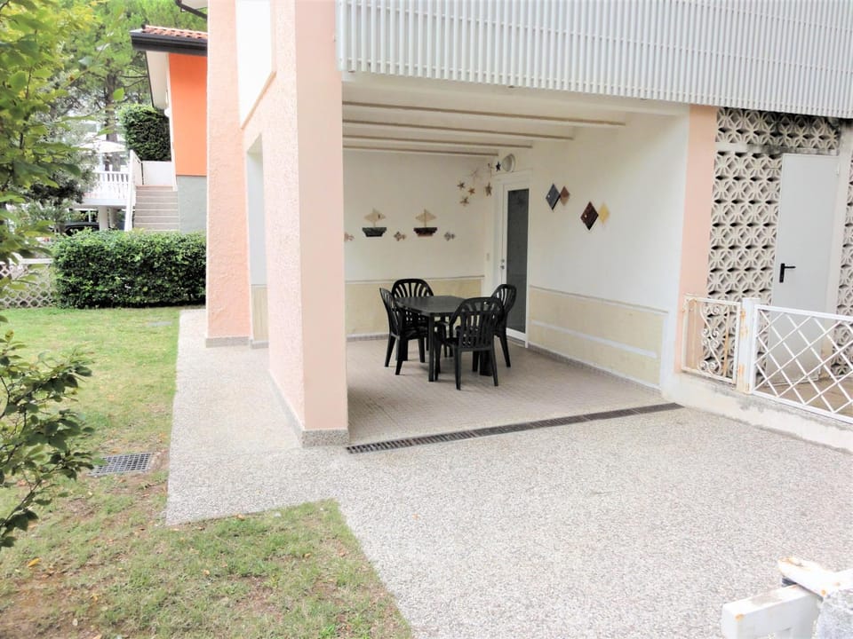 Patio, Area and facilities