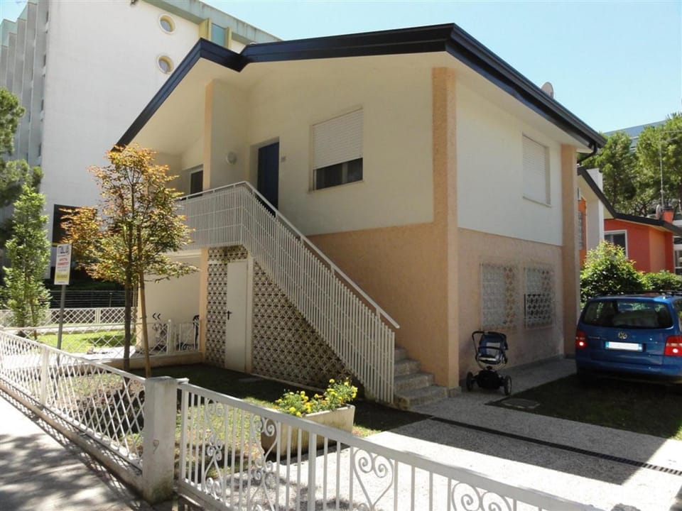 Property building, Facade/entrance, Garden