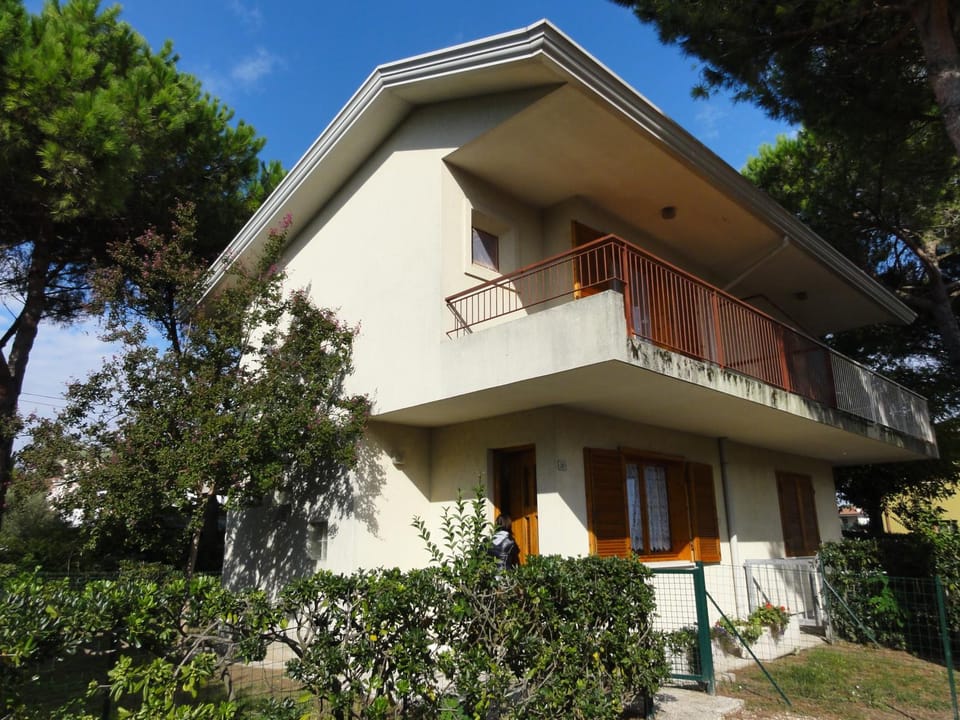 Property building, Facade/entrance, Bathroom, On site