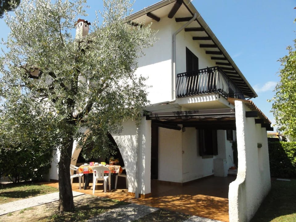 Property building, Patio, Facade/entrance, Day, Natural landscape, Summer, Garden, Bathroom, On site, Garden view