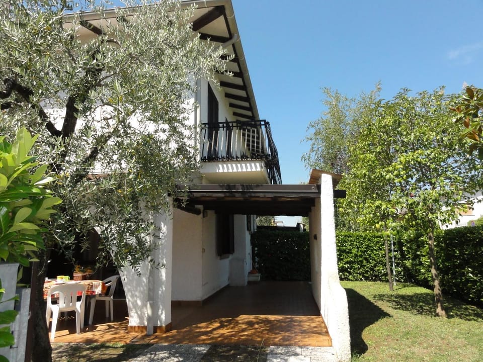 Property building, Patio, Facade/entrance, Garden