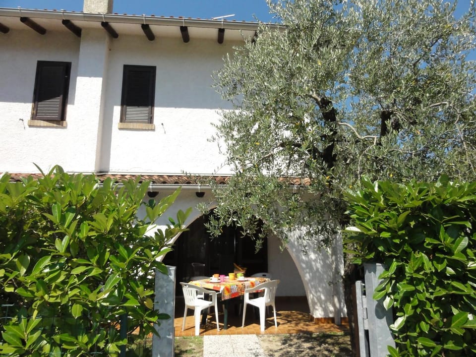Property building, Patio, Facade/entrance, Garden, Balcony/Terrace