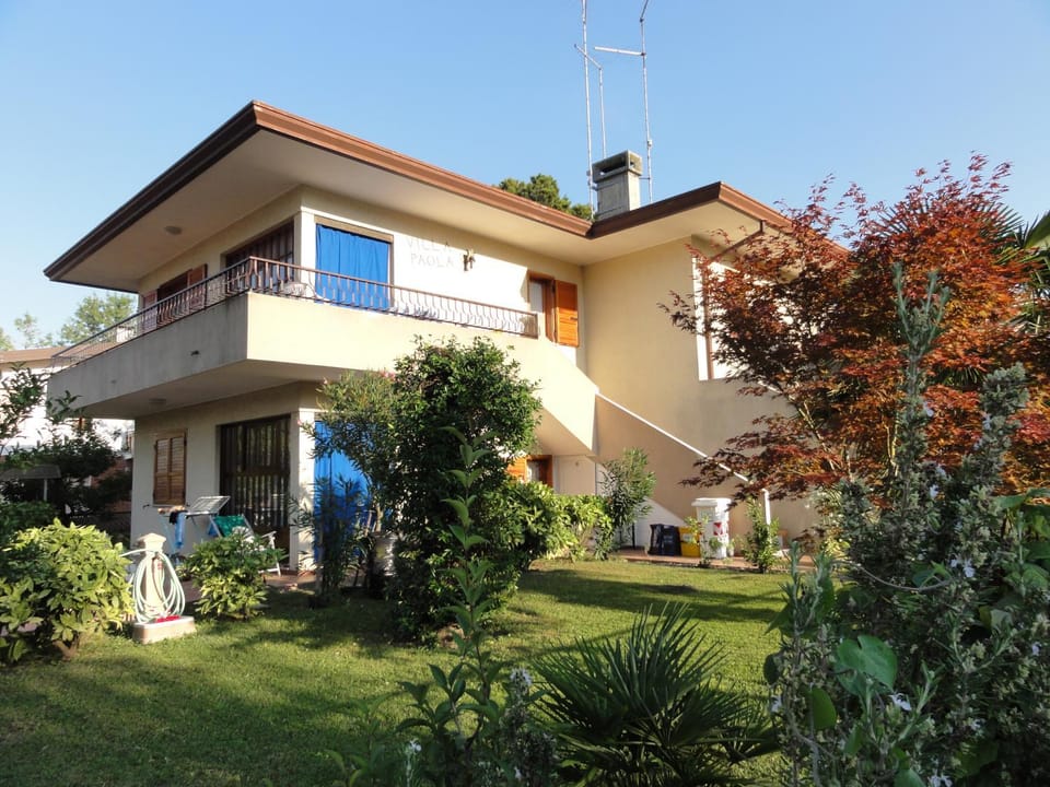 Property building, Facade/entrance, Garden, Bathroom