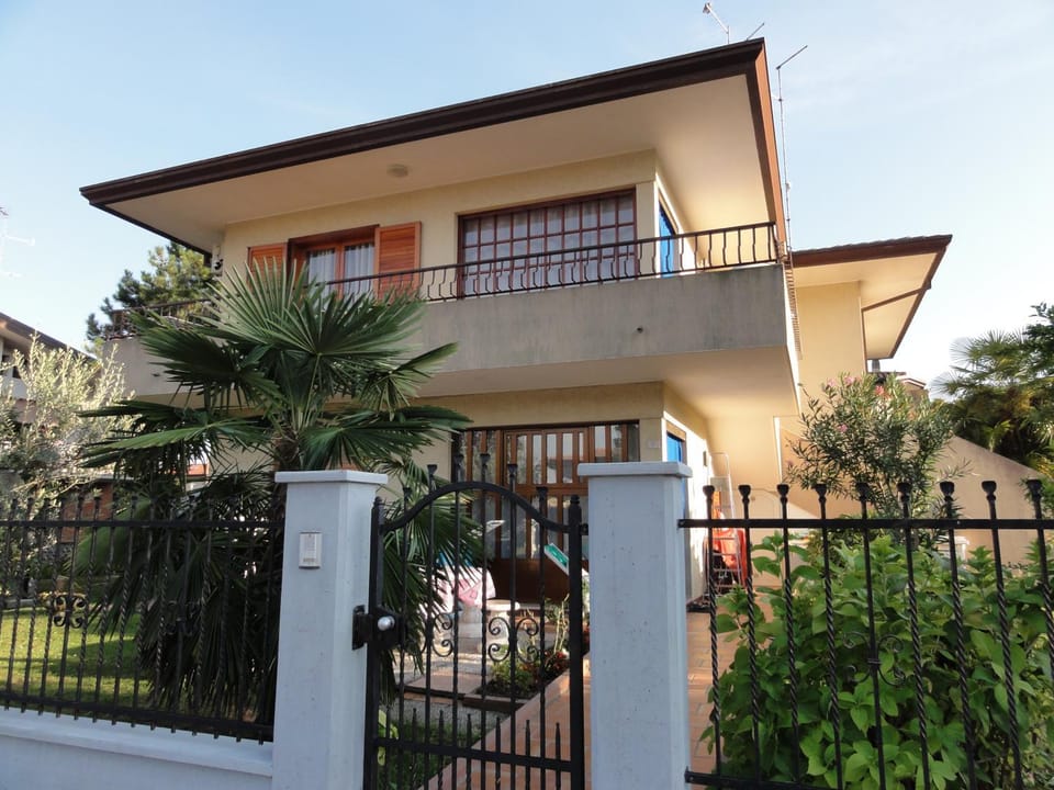 Property building, Facade/entrance, Garden