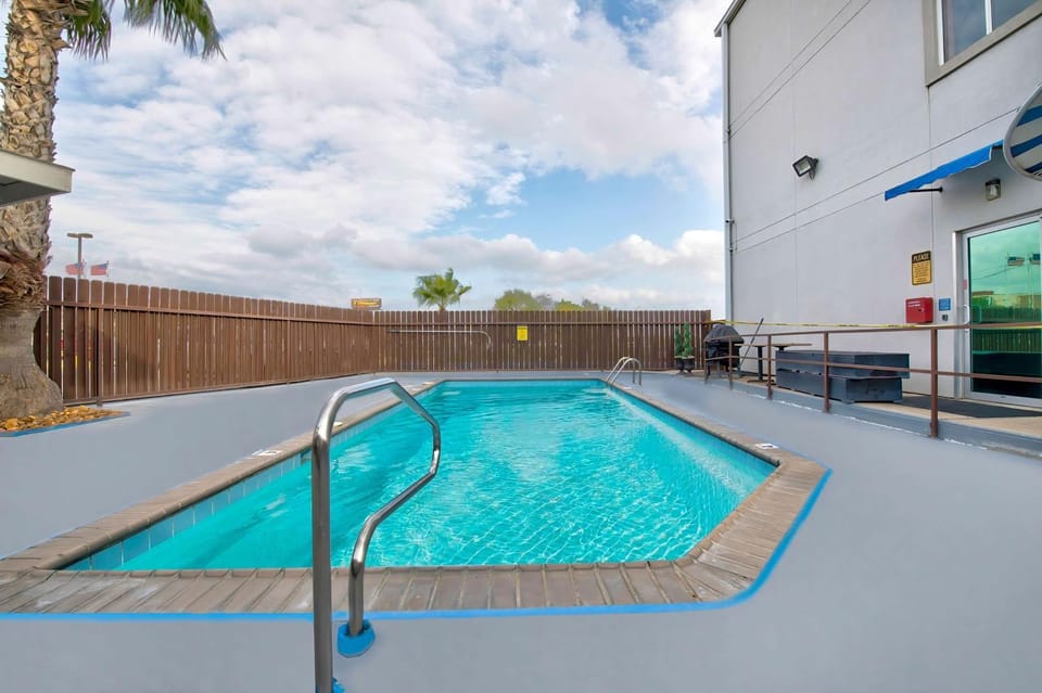 Pool view, Swimming pool, Swimming pool