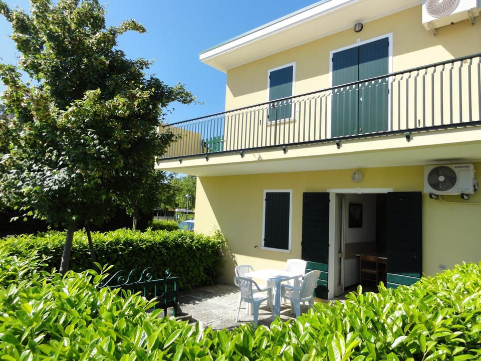 Property building, Patio, Facade/entrance, Garden