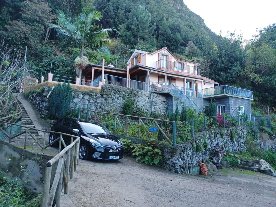 Property building, Garden view, Mountain view, Parking