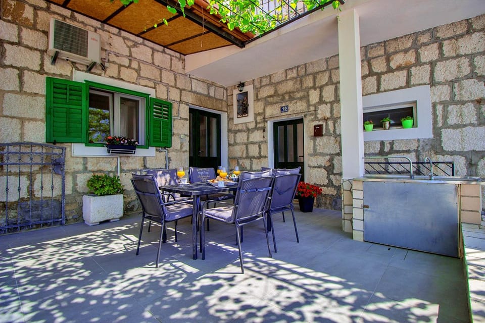 Patio, Facade/entrance