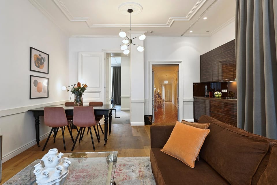 Coffee/tea facilities, Kitchen or kitchenette, Seating area