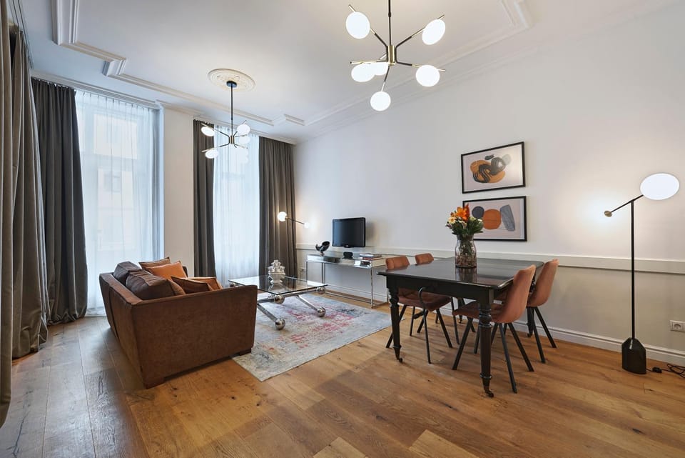 TV and multimedia, Living room, Seating area, Dining area
