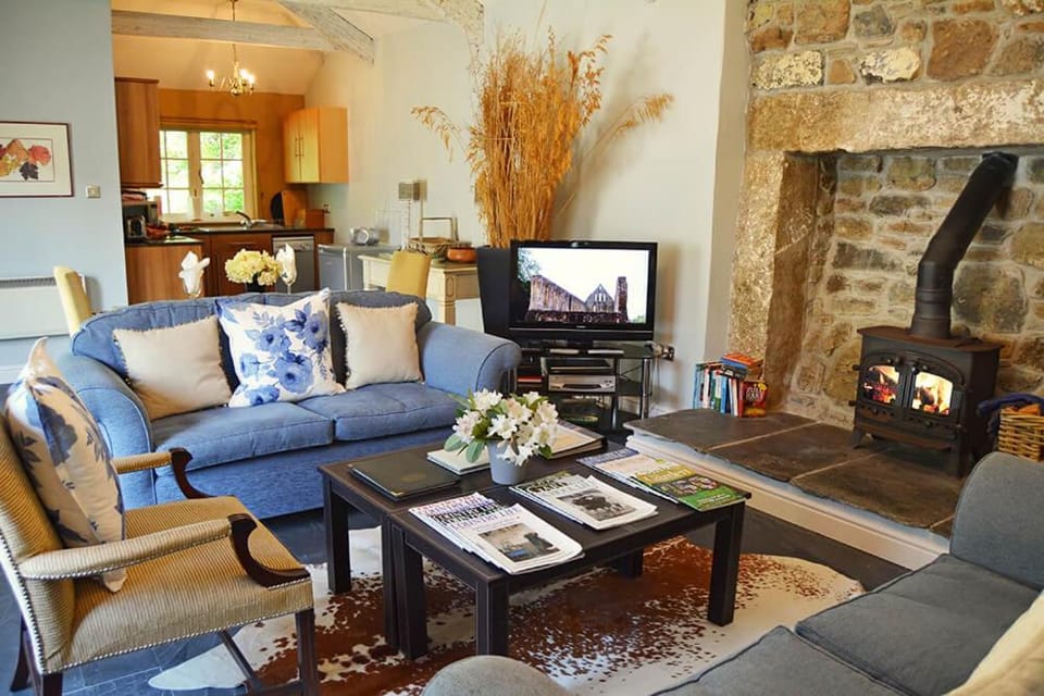 TV and multimedia, Kitchen or kitchenette, Living room, Seating area, Dining area
