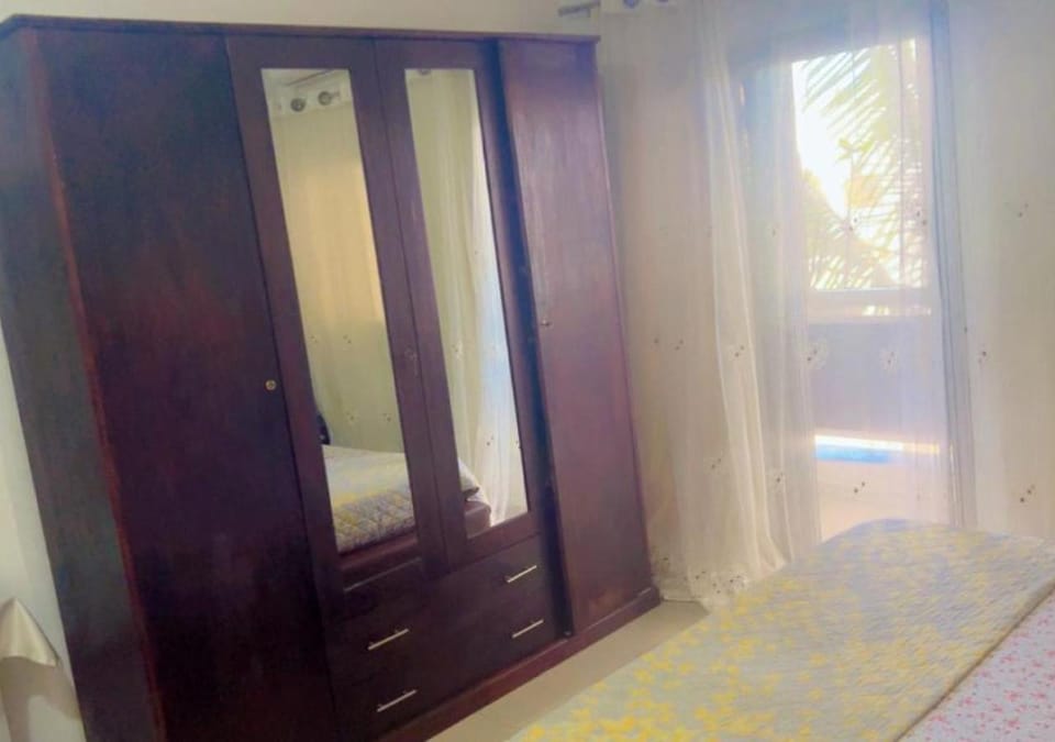 Photo of the whole room, Bedroom, wardrobe