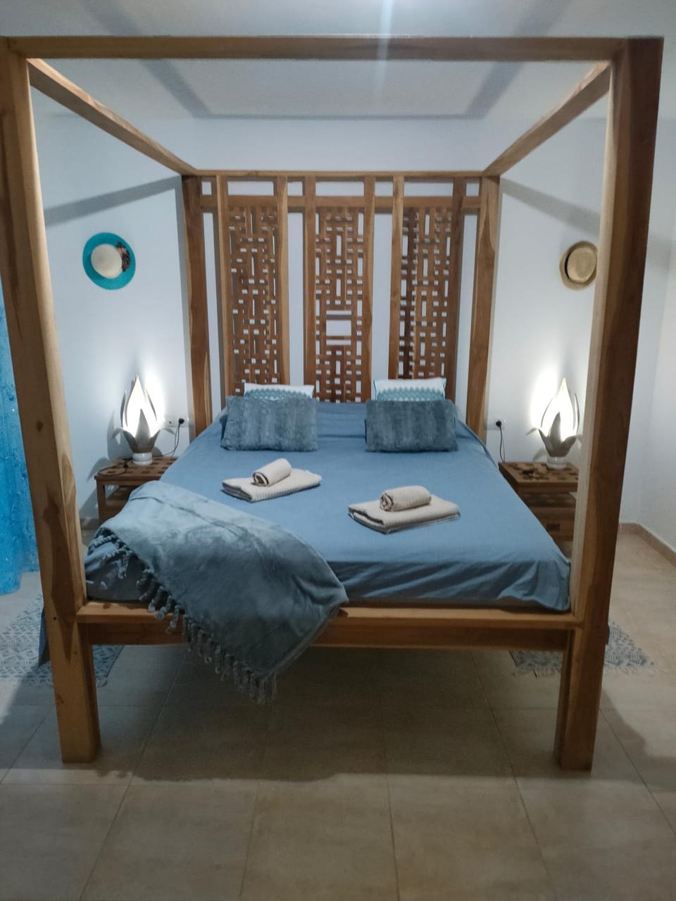 Bed, Photo of the whole room, Bedroom, locker, towels