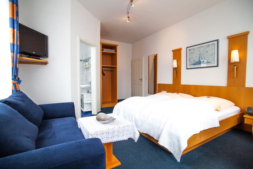 Bed, TV and multimedia, Living room, Photo of the whole room, Bedroom