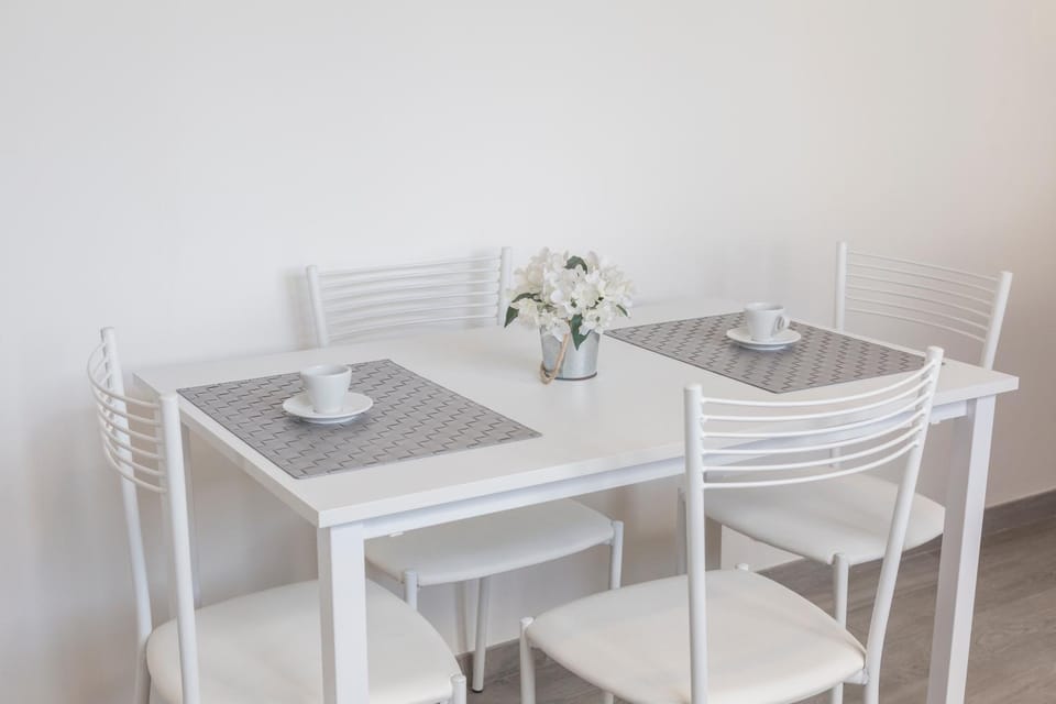 Coffee/tea facilities, Living room, Dining area, Food, Drinks